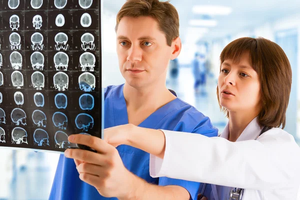 Två läkare med tomogram i sjukhusets korridor — Stockfoto