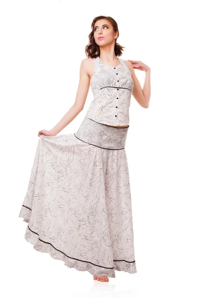 Ung attraktiv kvinna med vit klänning. — Stockfoto