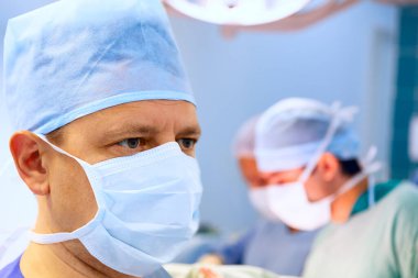 Ekibiyle birlikte erkek doktor ameliyathanesi.
