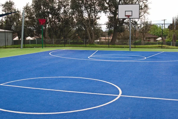 Basketbalové hřiště ve škole — Stock fotografie