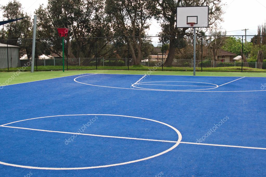 Aire de jeux de basket à l'école image libre de droit par illarionovdv