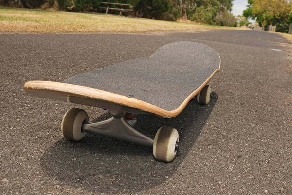 Skateboard auf asphaltiertem Fußweg — Stockfoto