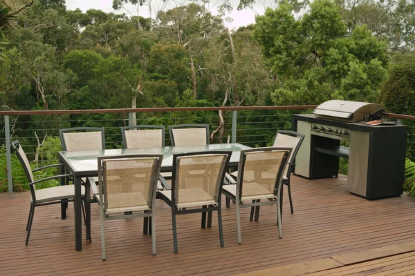 Terrasse mit Tisch und Grill — Stockfoto