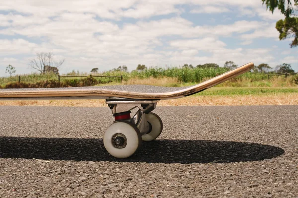 Gros plan sur planche à roulettes d'asphalte — Photo