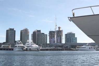 Waterfront şehir ve deniz araçları