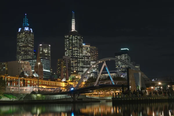 Melbourne cbd ve yaya köprüsü — Stok fotoğraf