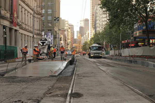 Trabajadores en la plataforma del tranvía — Stockfoto