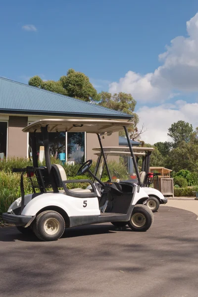 Carrello golf parcheggiato — Foto Stock