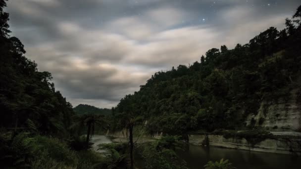 A Whanganui folyó felett gyorsan száguldó felhők sötét este csillagokkal Új-Zélandon az idő múlásával — Stock videók