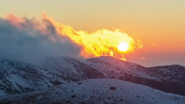 Kleurrijk licht van zonsondergang avond boven de winter alpine bergen met wolken over besneeuwde natuur Tijd verstrijken — Stockvideo