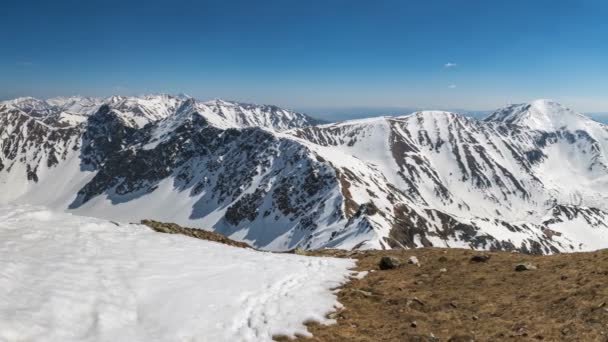 Panoramatický výhled na zasněžené Alpy hory v krásné slunné zimní přírodě — Stock video