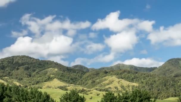 Beyaz bulutlar Yeni Zelanda 'daki yeşil Tararuas dağları üzerinde hızla hareket ediyor. — Stok video