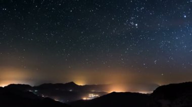 Dağlarda yıldızlı bir gece, doğa ve yıldızlar kırsal trafiğin üzerinde gökyüzü, gece gündüz zaman akıp gidiyor.