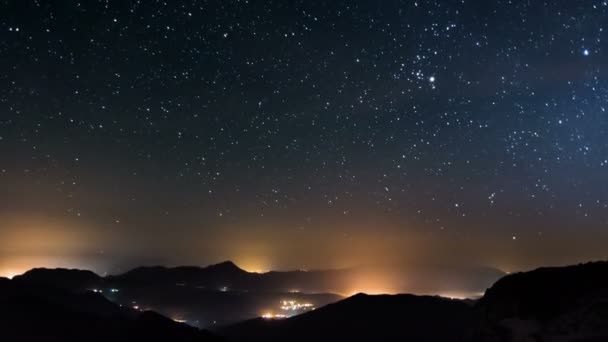 Dağlarda yıldızlı bir gece, doğa ve yıldızlar kırsal trafiğin üzerinde gökyüzü, gece gündüz zaman akıp gidiyor. — Stok video
