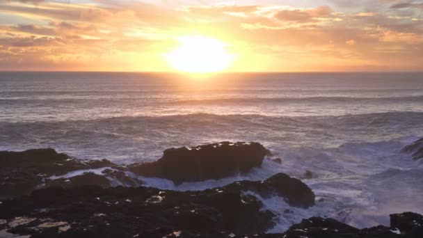 在新西兰自然中，夜晚平静的落日在海浪之上的色彩 — 图库视频影像