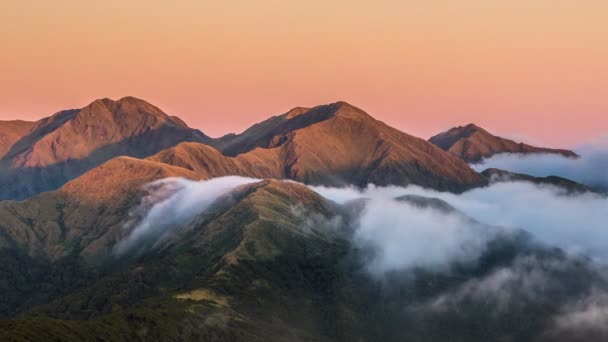 Färger på solnedgången i bergen ovanför dimmiga moln i Nya Zeeland natur Tiden förfaller — Stockvideo