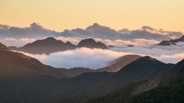 Epický večer s mraky v mlhavých horách příroda na Novém Zélandu divoká krajina při západu slunce — Stock video