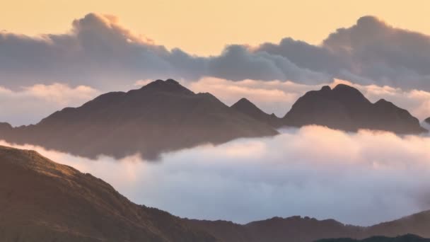 Moln över dimmiga berg landskap i solig kväll i Nya Zeeland natur Time Lapse — Stockvideo