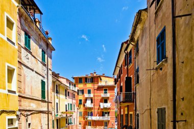 tipik Akdeniz dar sokak