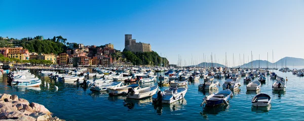 Lerici typische dorp, kasteel en haven in Ligurië — Stockfoto