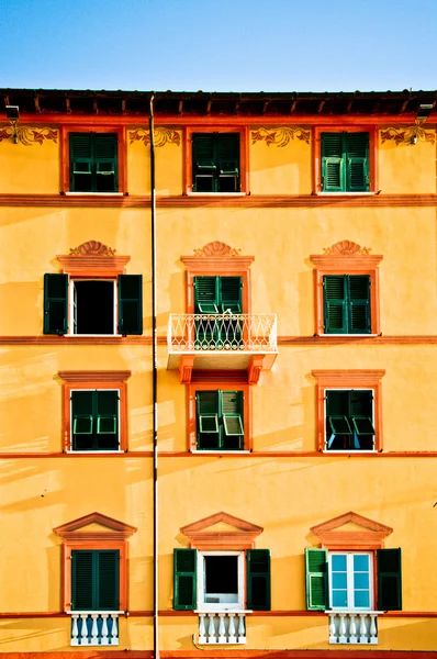 Fachada típica casa mediterrânica — Fotografia de Stock