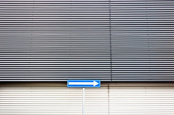 Verkeersbord op getextureerde muur — Stockfoto