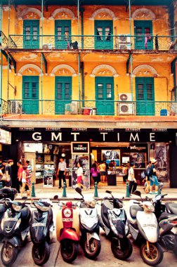 birçok dükkan ve restoranlar Macau kalabalık Caddesi.