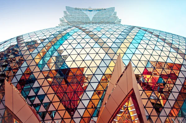 Straatmening van grand lisboa casino gebouw buitenkant in macau — Stockfoto