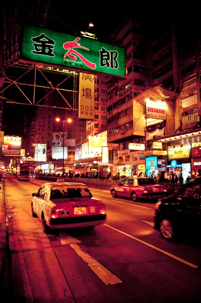 Noční pohled na nathan road v kowloon, hong kong — Stock fotografie