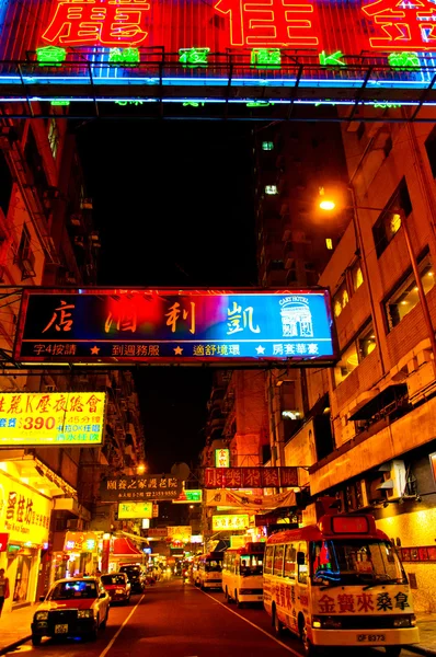 Sinais e táxis à noite na Temple Street em Hong Kong — Fotografia de Stock