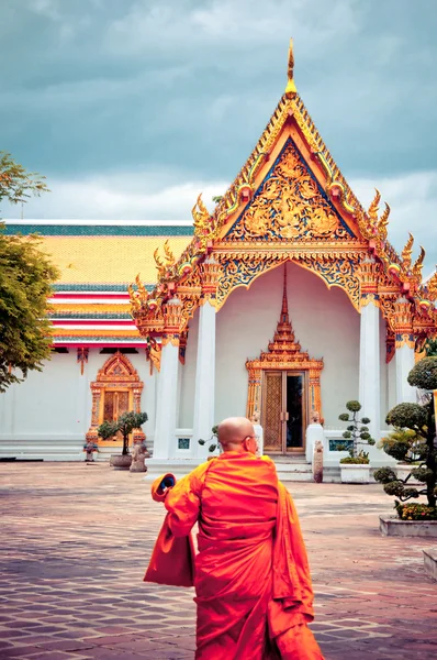Неопознанный буддийский монах в храме Ват Пхо в Бангкоке, Таиланд — стоковое фото