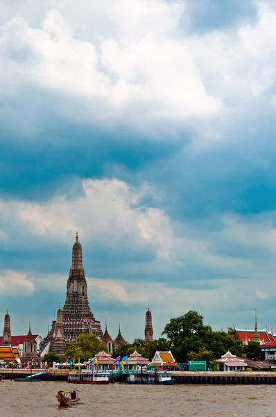 Wat Arun and Chaopraya river with dramatic sky in Bangkok - Thailand — Stock Photo, Image