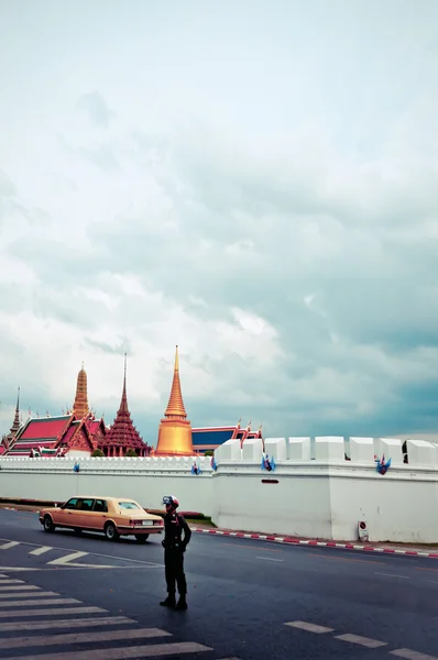 Royal Familys Rolls Royce leaves the Grand Palace in Bangkok — Stock Photo, Image