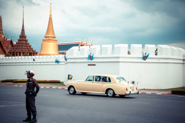 Królewskiej rodziny rolls royce pozostawia wspaniały Pałac w Bangkoku — Zdjęcie stockowe
