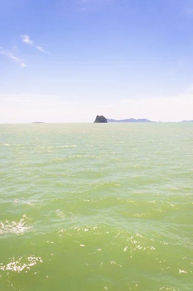 Ilha tropical rochosa perto de Koh Samui — Fotografia de Stock