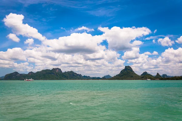 tropikal deniz, kıyı ve tekne içinde Tayland Körfezi