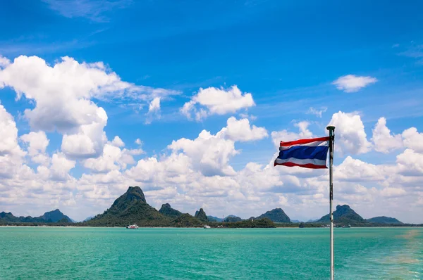 Flaga narodowa Tajlandii z morza tropikalny tło — Zdjęcie stockowe