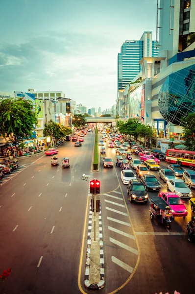 Pedestrians and traffic on Thanon Ratchadamri road in Bangkok Royalty Free Stock Photos