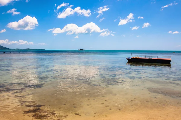 Barco, playa y mar en Koh Samui, Tailandia — Foto de Stock