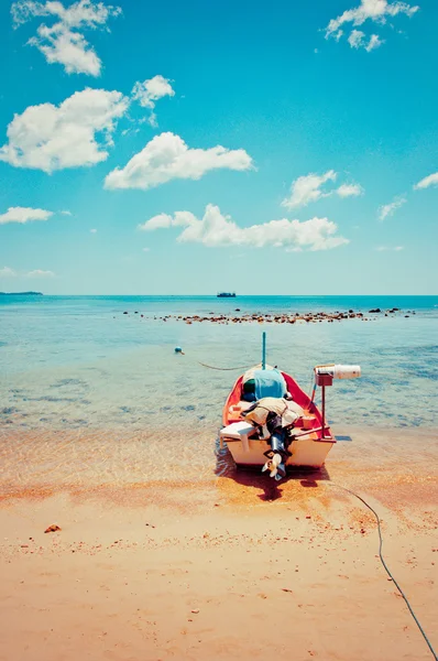 Barca, spiaggia e mare in Koh Samui, Thailandia — Foto Stock