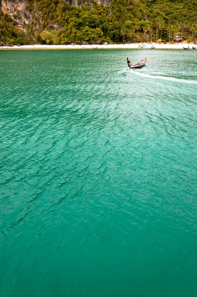 Barca a coda lunga in mare tropicale, Thailandia — Foto Stock