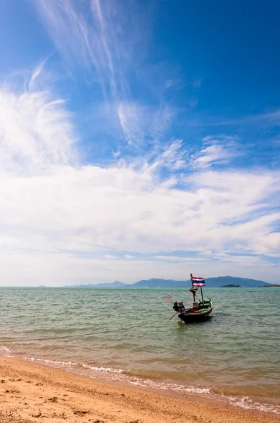 Barca con bandiera nazionale, spiaggia e mare a Koh Samui — Foto Stock