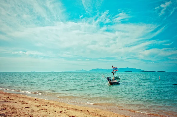 Boat with national flag, beach and sea in Koh Samui — Stok fotoğraf