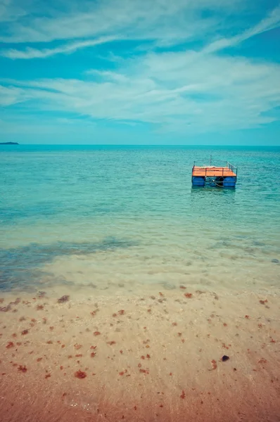 Mare tropicale, spiaggia e barca a Koh Samui — Foto Stock