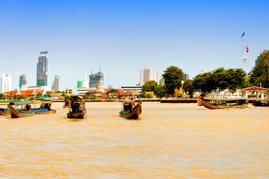 Tekneler ve binalar Bangkok Chao phraya Nehri