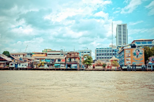 Bâtiments le long de la rivière Chao Phraya à Bangkok — Photo