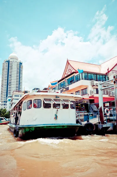 Barco en el río Chao Praya, Bangkok —  Fotos de Stock