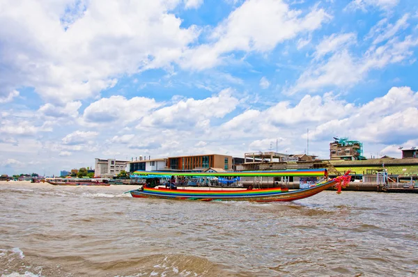 Típico bote de cola larga río abajo Chao Praya en Bangkok —  Fotos de Stock