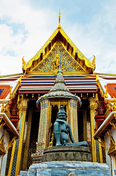 Standbeeld en tempel in bangkok grand palace - thailand — Stockfoto