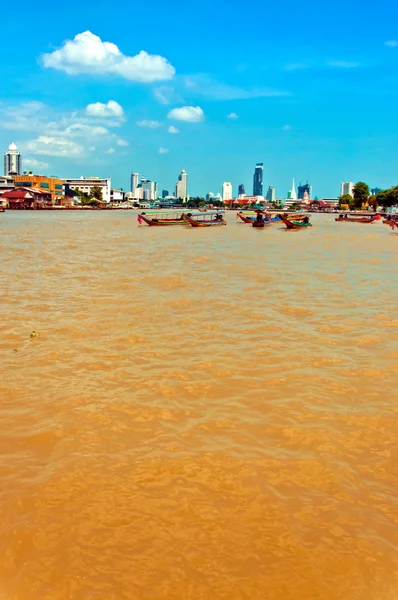 Chao phraya-floden med båtar och byggnader i bangkok — Stockfoto